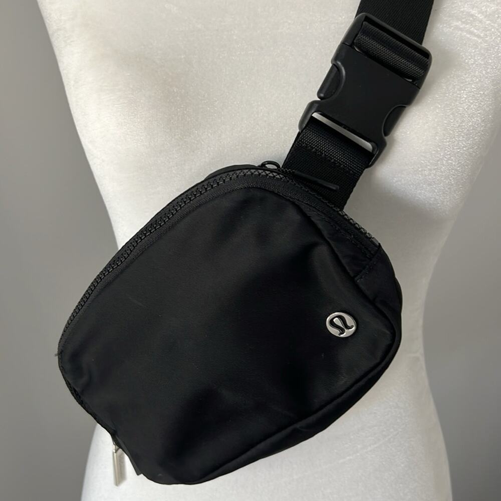 LULULEMON black everywhere belt bag 1L - Picture 2 of 9